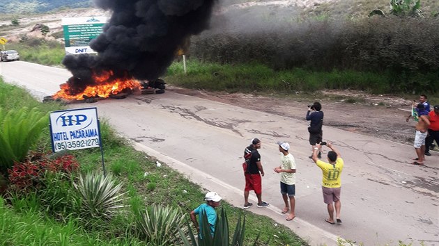 Brazilci blokuj silnici splenm pneumatik nedaleko hranic s Venezuelou v msteku Pacaraima. (18. srpna 2018)