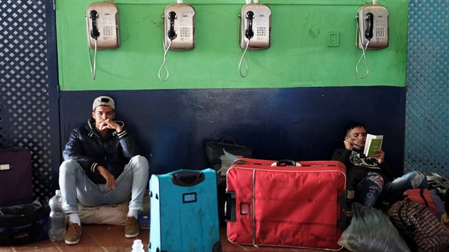 Venezuelt imigranti ekaj na autobusovm ndra v msteku Pacaraima pot, co je od hranic vyhnali brazilt oban. (19. srpna 2018)