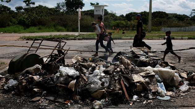 Venezuelt imigranti kr kolem svch splench stan a vc na hranici v msteku Pacaraima. (19. srpna 2018)
