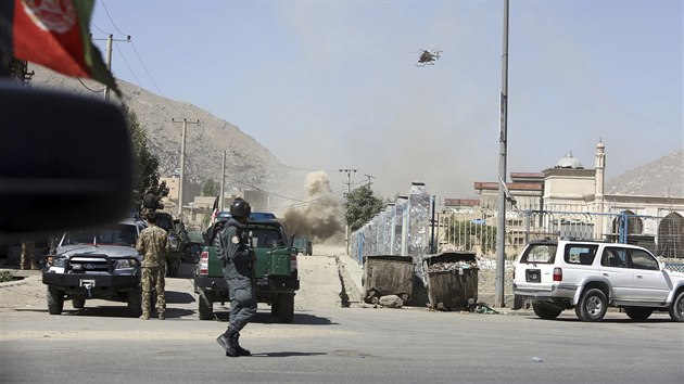 Vrtulník přilétá k obklíčenému úkrytu příslušníků Tálibánu v afghánském Kábulu, kteří vyslali směrem k prezidentskému sídlu několik raket. (21. srpna 2018)