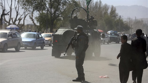 Afghnsk vojk hldkuje nedaleko obklenho krytu pslunk Tlibnu ve mst Kbulu, kte vyslali smrem k prezidentskmu sdlu nkolik raket. (21. srpna 2018)
