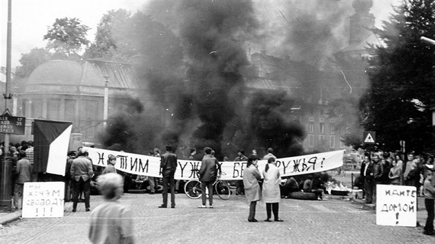 Barikáda v Polské ulici v Trutnově v srpnu 1968.