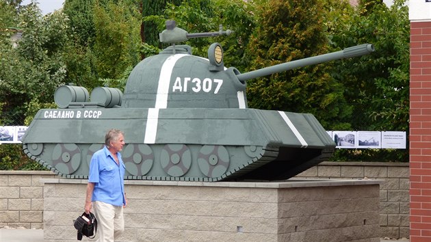 Tvůrci výstavy zhotovili maketu polského tanku k výročí invaze v srpnu 1968, umístili ho u lékárny v Novém Městě nad Metují (21. 8. 2018)