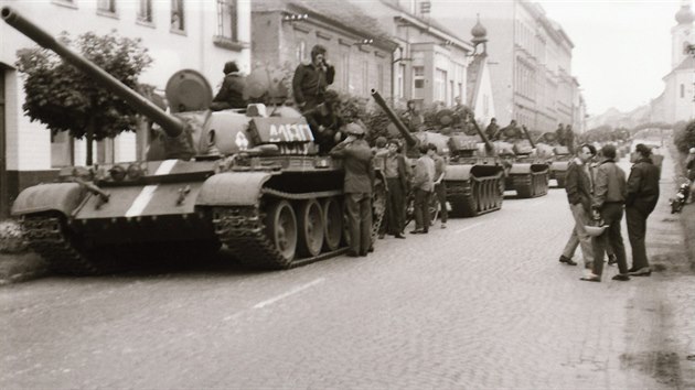 Frantiek Prouza zachytil Polky 21. 8. 1968 v Komenskho ulici v Novm Mst nad Metuj.
