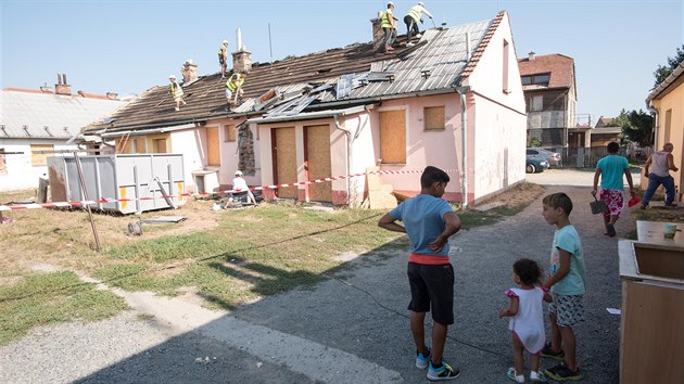 V Kroměříži začali s bouráním domů v problémové lokalitě Račín v roce 2018, nyní zbývají poslední tři domy, které už jsou prázdné.
