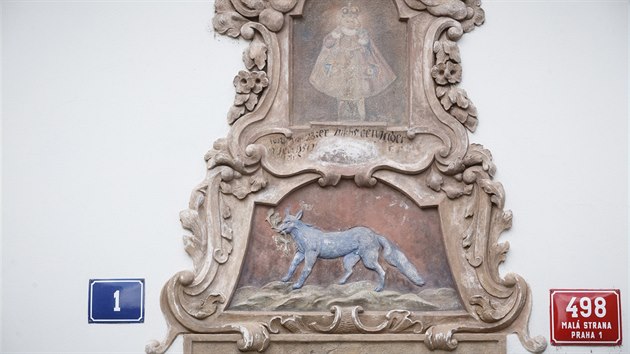 Nad vstupem do ambasády je modrá liška, podle níž
se jmenuje celý dům, a Pražské Jezulátko. Proč jsou na budově zrovna tyto dva motivy, není jasné. Kolem lišky koluje mnoho pověstí. Jedno je však jisté. V roce 1664 byla ztvárněna na dům v této podobě. (17.8.2018)