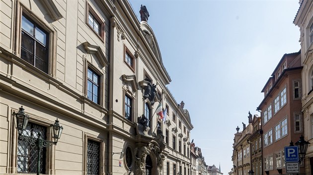 Na barokní části Kolovratského paláce pracoval v 18. století přední český architekt italského původu Jan Blažej Santini. Průčelí směřuje do Nerudovy ulice. Naproti sídlí rumunská ambasáda. (2.8.2018)