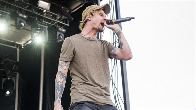 Kyle Pavone ze skupiny We Came As Romans na letoním kvtnovém festivalu v...