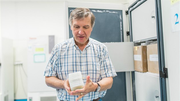 Rostlinný genetik Jaroslav Doležel ukazuje zmražené destičky s BAC knihovnami chromozomu pšenice.
