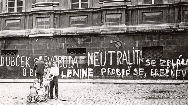 Jeden z nejvtch npis vyjadujcch odpor k okupaci Olomouce se v srpnu 1968 objevil v historickm jdru msta na kamenn zdi nkdejho jezuitskho konviktu z 16. stolet - dnenho Umleckho centra UP v Univerzitn ulici.