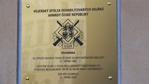 Pamětní deska připomínající 50. výročí okupace Československa v srpnu 1968, která byla odhalena na budově pedagogické fakulty Univerzity Palackého.
