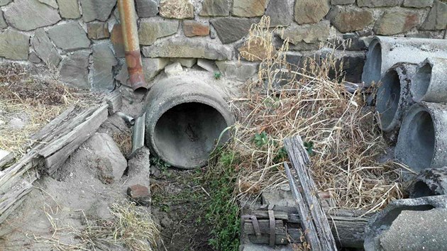Hasii na Perovsku vyproovali psa, kter uvzl hluboko v odtokov trubce pod domem.