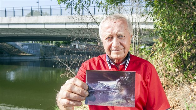Fotograf Pavel Odstrčil na místě, odkud v polovině 70. let minulého století nafotil nehodu cisternového vozu sovětské armády na dnes již neexistujícím mostě nad řekou Moravou ve Wittgensteinově ulici.