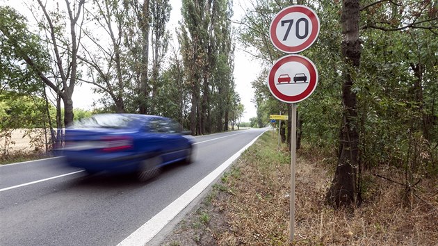 V mst u kiovatky na kraji Olomouce, kde na konci bezna 2018 pi nehod ty aut zavinn opilm idiem zemely dv dti a dal ti lid se zranili, nov plat omezen rychlosti a zkaz pedjdn.