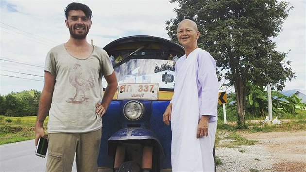 Tomáš Vejmola na cestě z Bangkoku do Hranic mimo jiné cestoval s buddhistickou mniškou, které i půjčil stan.
