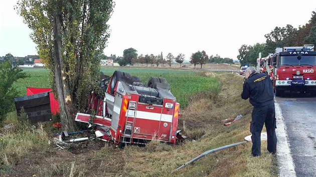 Na Šumpersku havaroval vůz hasičů jedoucí k dopravní nehodě a skončil převrácený mimo silnici. Jeden hasič zemřel, další má velmi vážná zranění, zbylí dva lehká. (24. 8. 2018)