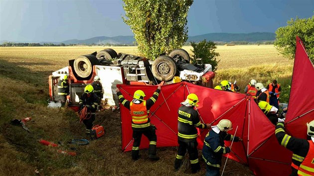 Na Šumpersku havaroval vůz hasičů jedoucí k dopravní nehodě a skončil převrácený mimo silnici. Jeden hasič zemřel, další má velmi vážná zranění, zbylí dva lehká. (24. 8. 2018)