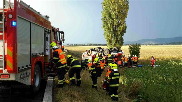 Na umpersku havaroval vz hasi jedouc k dopravn nehod a skonil pevrcen mimo silnici. Jeden hasi zemel, dal m velmi vn zrann, zbyl dva lehk. (24. 8. 2018)