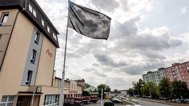 Hasii z Olomouckho kraje (na snmku olomouck hasisk stanice) dr smutek, ern vlajky pipomnaj smrt kolegy Jiho Rznara ze zbesk stanice, kter zahynul pi nehod cisterny jedouc k zsahu. (29. 8. 2018)