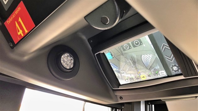 Monitor zrcadlí obraz parkovací kamery i střešní kamery.