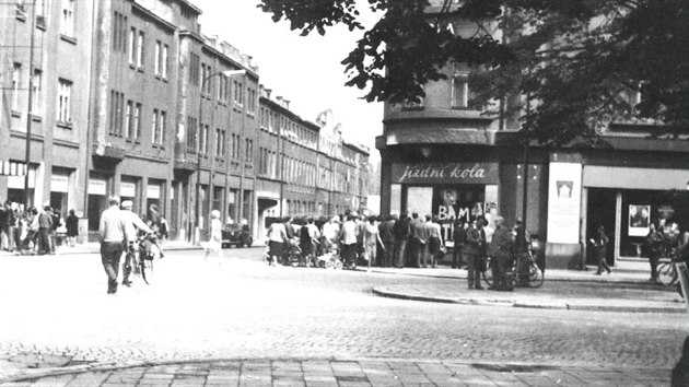 Fronty u obchod v Hradci Krlov v srpnu 1968.