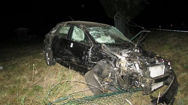 Opilý řidič po nehodě skončil v plotě u Holovous na Jičínsku (23.8.2018).