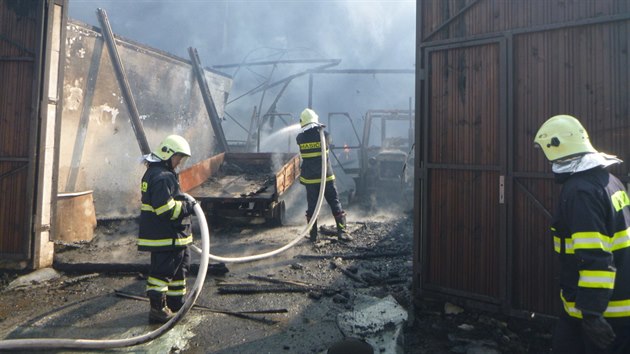 Požár zničil stáje pro koně i zemědělskou techniku v Jívce na Trutnovsku (27.8.2018).