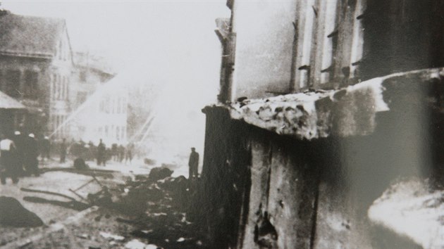 V Desn nezvldl idi tkho vozidla okupan armdy zatku, narazil do zdi Jabloneckch sklren a nastala exploze.