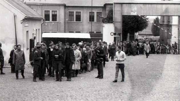 28. z.1968 vydal ministr nrodn obrany rozkaz, aby eskoslovensk jednotky uvolnily kasrna pro poteby sovtskho vojska. S turnovskou posdkou se pily rozlouit davy lid.