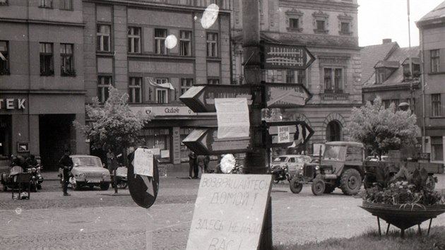 Obyvatelé Turnova se snažili všemožně ztížit orientaci okupantů ve městě, snímek je z turnovského náměstí, kde si povšimněte zalepených označníků.