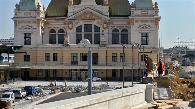 Pestavba elezninch most a silnice pod nimi u hlavnho vlakovho ndra v Plzni spje do finle. (20. 8. 2018)