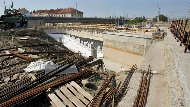 Pestavba elezninch most a silnice pod nimi u hlavnho vlakovho ndra v Plzni spje do finle. (20. 8. 2018)