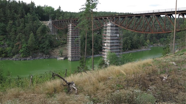 Stavbai se pustili do pln rekonstrukce 118 let starho elezninho mostu pes pehradu Hracholusky. (21. 8. 2018)