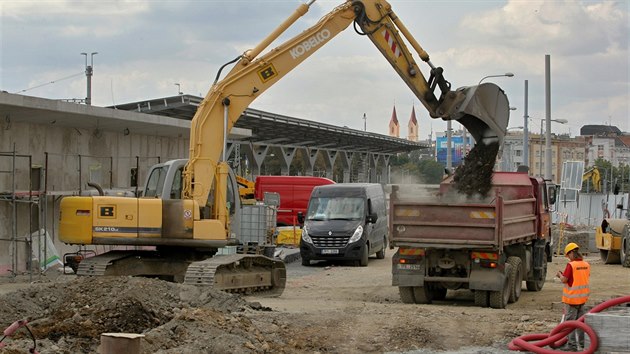 Nov terminl autobusovho ndra roste v tsnm sousedstv ndra elezninho v Plzni. Oteven bude zatkem prosince. (28. 8. 2018)