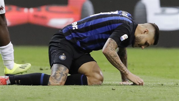 Mauro Icardi z Interu Milán leží na hřišti během utkání proti Turínu.