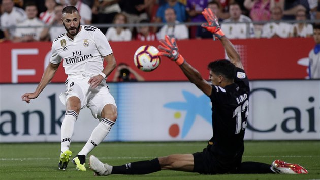 Karim Benzema z Realu Madrid se pokouší překonat brankáře Yassine Bounoua z Girony.