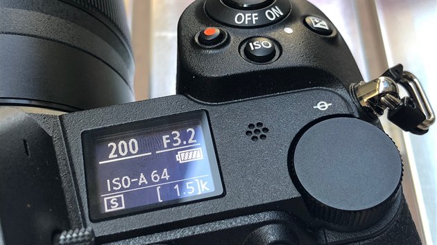 Nikon Z7 má stavový displej v černobílém provedení.