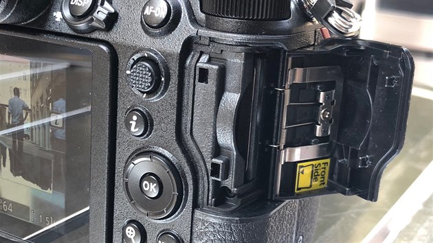 Plnoformátová bezzrcadlovka Nikon Z7 má jen jeden slot pro SD kartu.