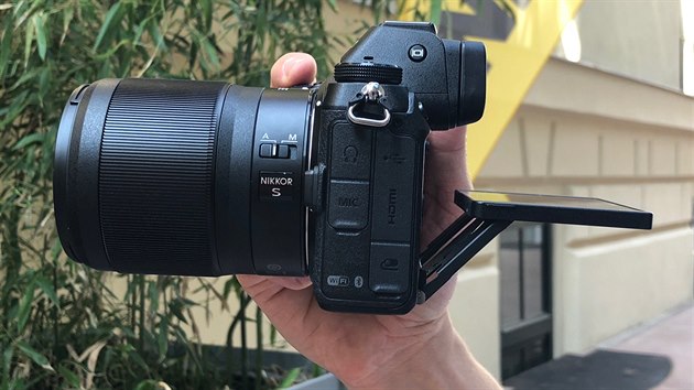 Nová řada bezzrcadlovek Nikon s označením Z. Na snímku model Z7, ketrý má stejně jako Z6 výklopný displej.