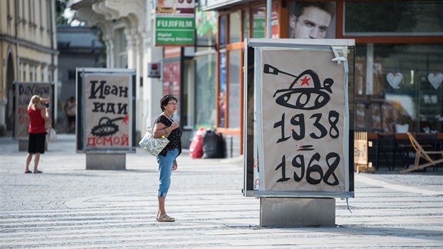 V ulicch Ostravy se po 50 letech znovu objevila protiokupan hesla, vojci i dobov technika.