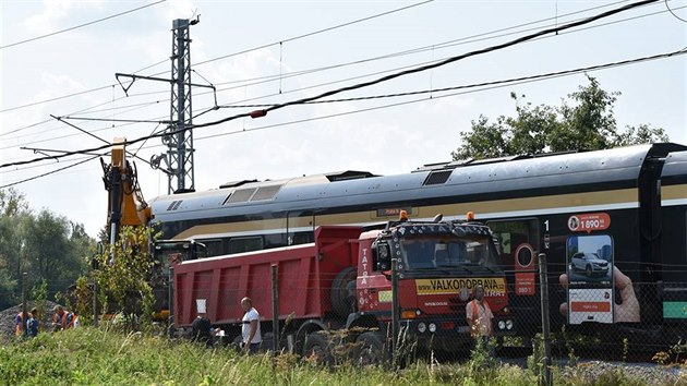 Po srce vlaku s bagrem, musela bt uzaven sek trat mezi Karvinou a Dtmarovicemi.