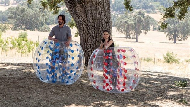 Keanu Reeves a Winona Ryderov ve filmu Ten prav, ta prav? (2018)