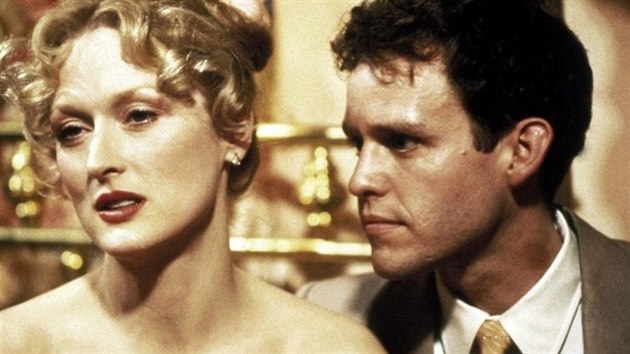 Meryl Streepov a Peter MacNicol ve filmu Sophiina volba (1982)