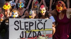 Happening Obránc� zví�at na podporu kampan� proti chovu slepic v klecích.