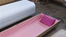Rakve s názvem Optimistic coffin se vyrábějí v nejrůznějších barvách i...