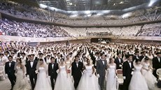 Kontroverzní Církev sjednocení uspoádala masovou svatbu. (27. srpna 2018)