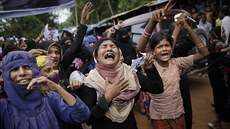 Rohingové protestují v Bangladéši proti barmské armádě, která se dopustila...