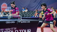 Japonská dvojice Miu Hiranová (vpravo), Hina Hajatová se na Czech Open v...