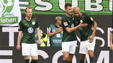 John Anthony Brooks (vpravo) slaví se spoluhráči z Wolfsburgu gól v síti...