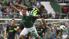 Philipp Bargfrede z Werderu Brémy vyzrál v hlavikovém souboji na protivníka z...